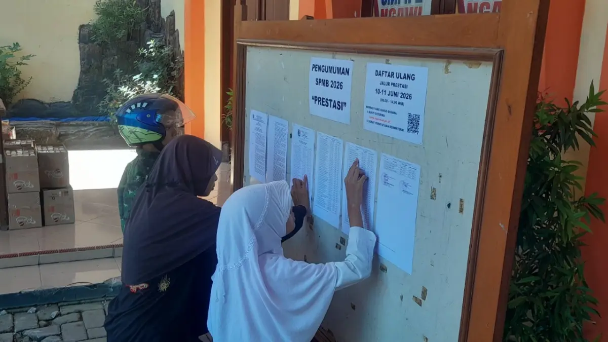 Wali murid dan calon siswa melihat hasil pengumuman SPMB di SMPN 2 Ngawi. ASEP SYAEFUL/RADAR NGAWI
