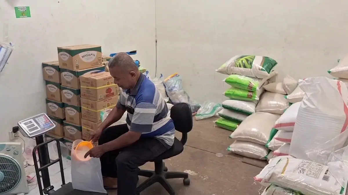 Aktivitas jual beli bahan pangan di Pasar Besar Ngawi. Pedagang mengaku harga beras dan minyak goreng mengalami kenaikan dalam sepekan terakhir. ASEP SYAEFUL/RADAR NGAWI