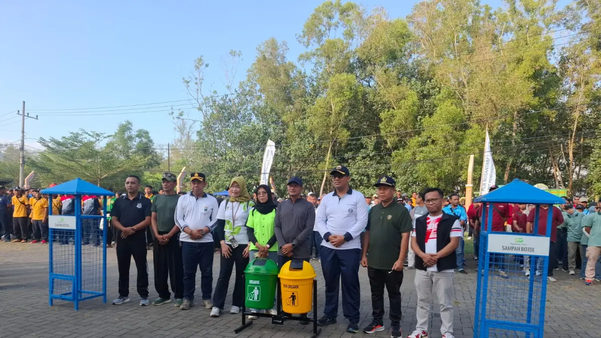 BPJS Ketenagakerjaan Pacitan berkolaborasi dengan Pemkab Pacitan menggelar aksi Employee Volunteering tanam pohon dan bersih pantai di Kawasan Pantai Pancer Door.