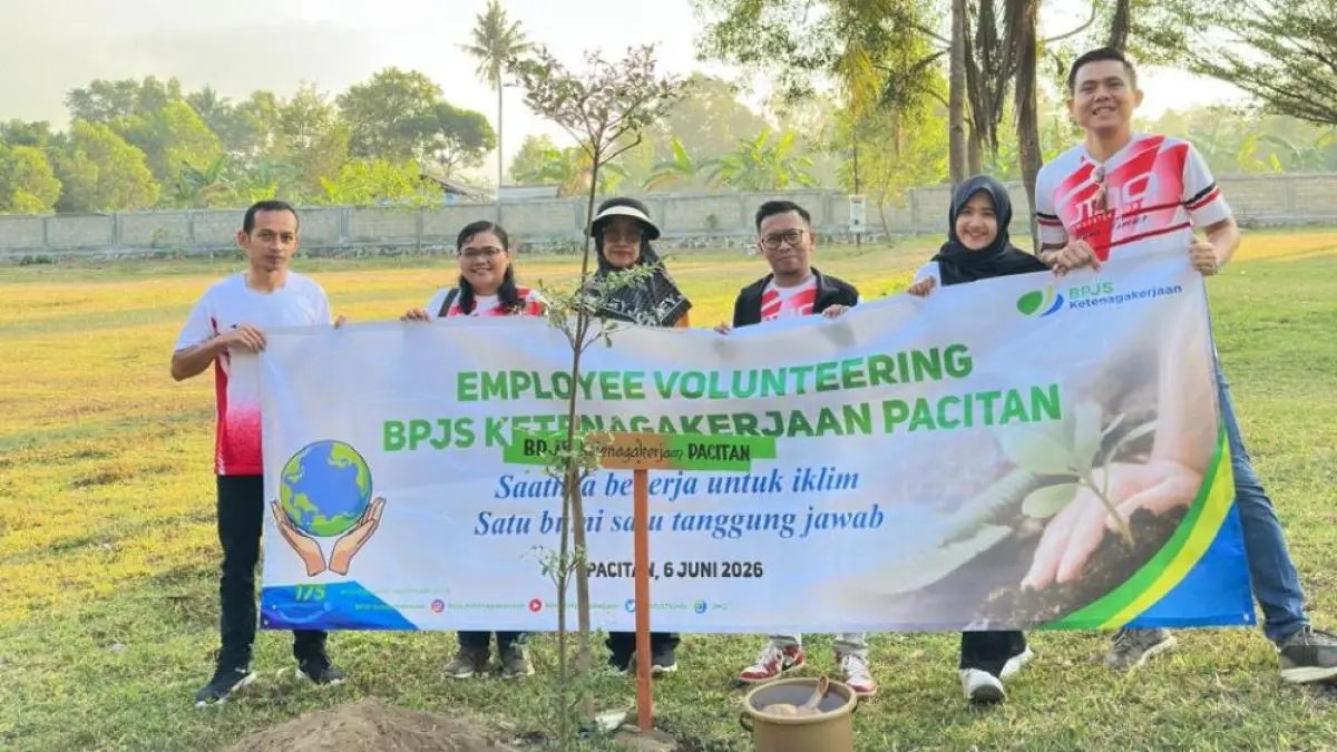 BPJS Ketenagakerjaan Pacitan berkolaborasi dengan Pemkab Pacitan menggelar aksi Employee Volunteering tanam pohon dan bersih pantai di Kawasan Pantai Pancer Door.