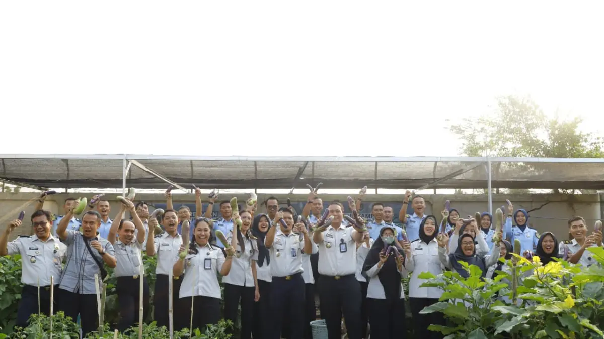 Kantor Imigrasi Kelas II Non TPI Madiun memanfaatkan lahan pekarangan kantor secara produktif lewat program "Si Midun Tampan" dengan memanen komoditas terong subur.