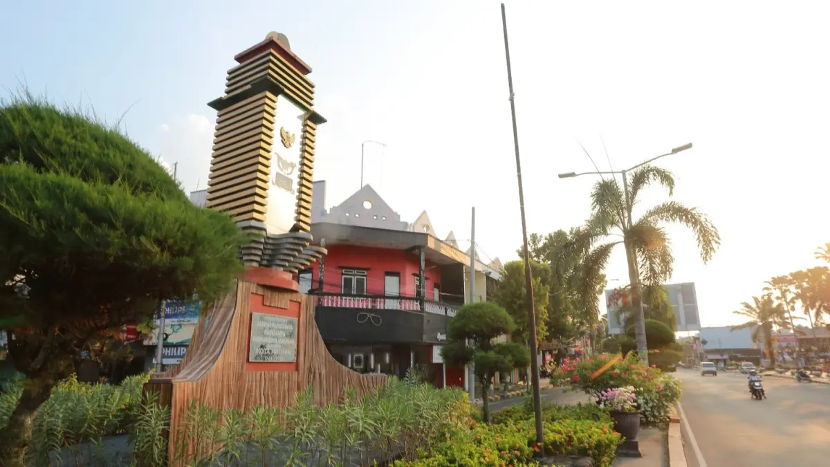 Keberadaan Tugu Parasamya Purnakarya Nugraha di Jalan H Agus Salim Kota Madiun direncanakan dipindah sebagai bagian dari penataan kawasan Alun-Alun Kota Madiun. BAGAS BIMANTARA/RADAR MADIUN