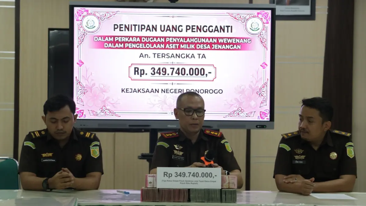 Keluarga dan penasihat hukum tersangka kasus tambang ilegal Tony Ahmadi menyerahkan uang pengganti kerugian negara sebesar Rp 349,7 juta kepada Kejaksaan Negeri Ponorogo, Selasa (23/6). SUGENG DWI N/RADAR PONOROGO