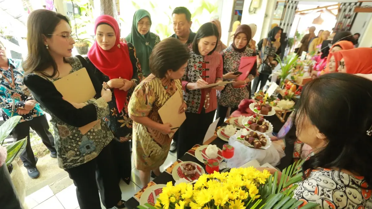 Ketua TP PKK Jawa Timur Arumi Bachsin melakukan penilaian terhadap peserta Lomba Cipta Kreasi Jajanan Khas Kota Madiun di Balai Kota Madiun, Selasa (23/6). BAGAS BIMANTARA/RADAR MADIUN