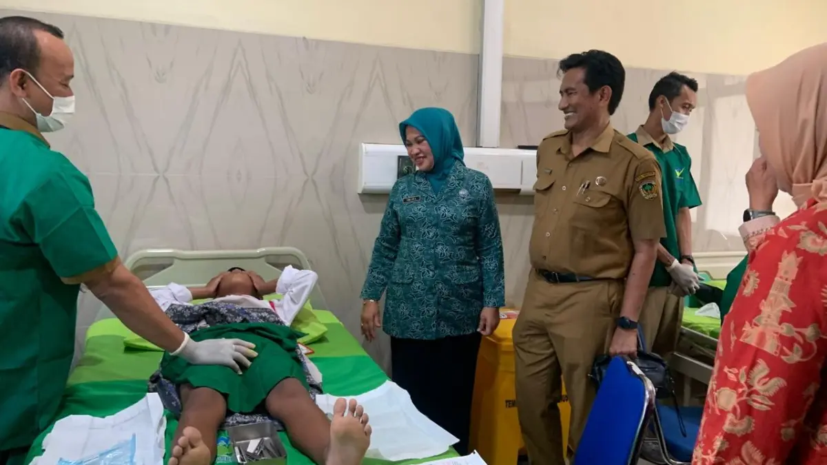 Ketua TP PKK Kabupaten Madiun Erni Hari Wuryanto bersama Direktur RSUD Caruban drg. Farid Amirudin meninjau pelaksanaan khitan massal gratis yang diikuti 100 anak kemarin (23/6). LODITYA FERNANDES/RADAR MADIUN