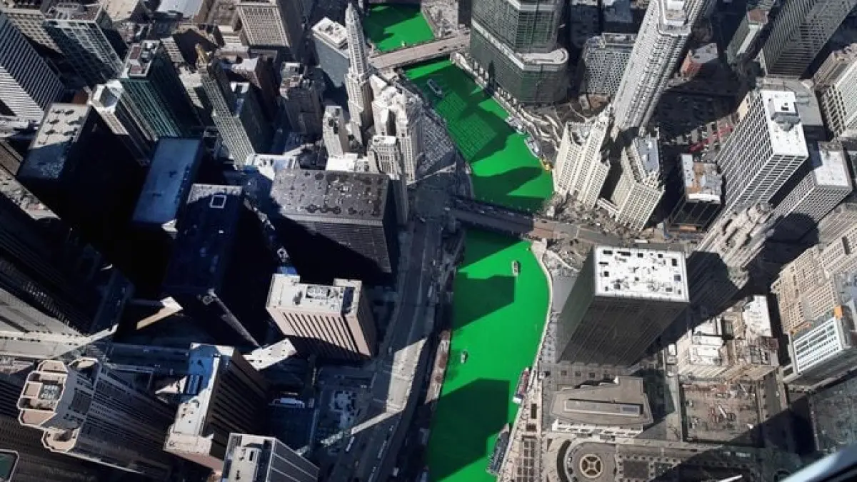Kondisi Sungai Chicago Berubah Hijau saat Perayaan St. Patrick