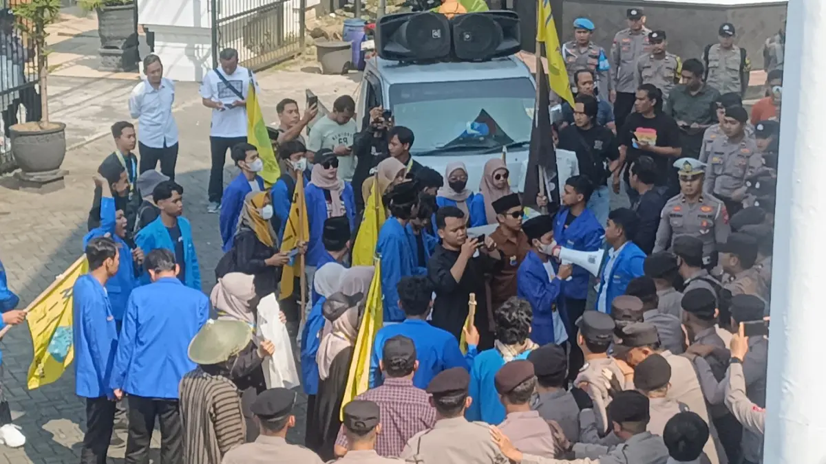 Mahasiswa yang tergabung dalam PMII Pacitan menggelar aksi demonstrasi di depan kantor DPRD Pacitan. NUR CAHYONO/RADAR PACITAN