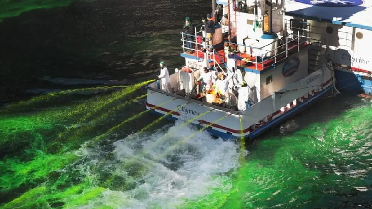 Perahu Semprotkan Pewarna Hijau ke Sungai Chicago (Scott Olson)
