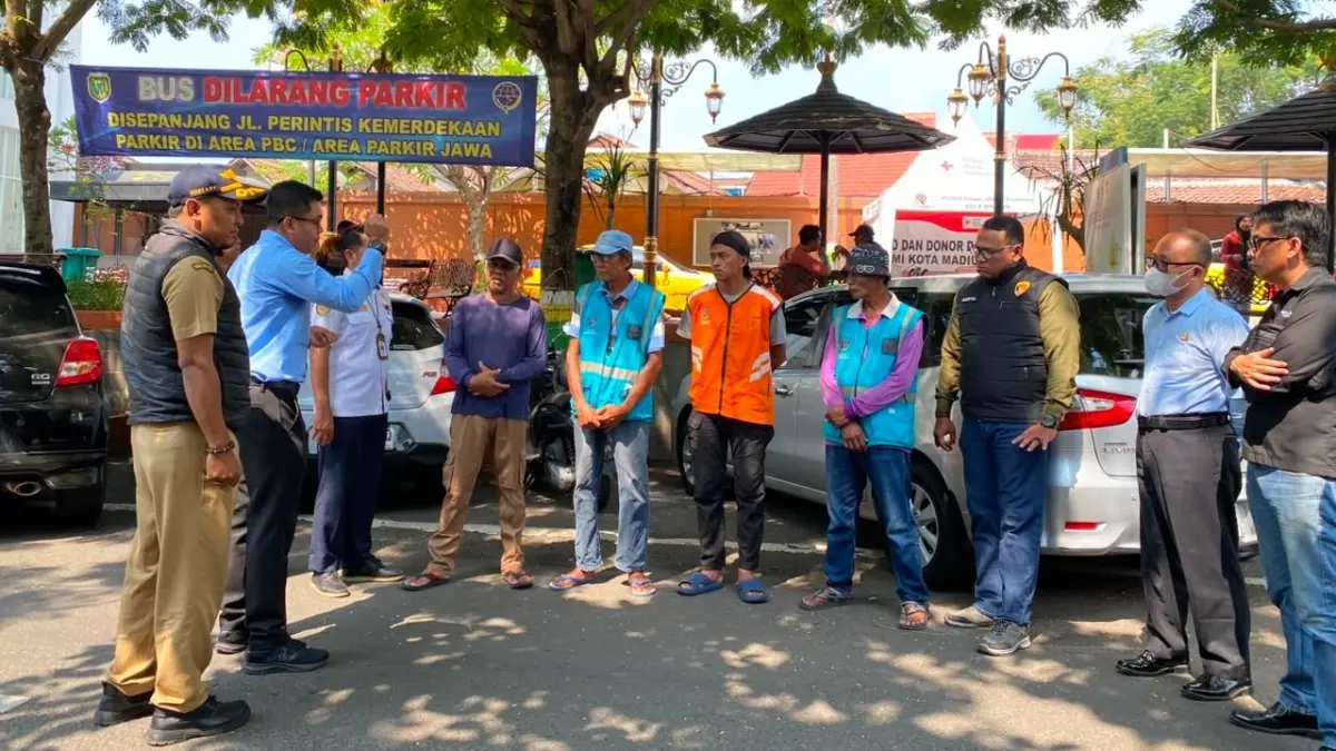 Petugas Dishub Kota Madiun bersama kejaksaan dan kepolisian memberikan pembinaan kepada juru parkir di Jalan Perintis Kemerdekaan. ERLITA HERMININGSIH/RADAR MADIUN