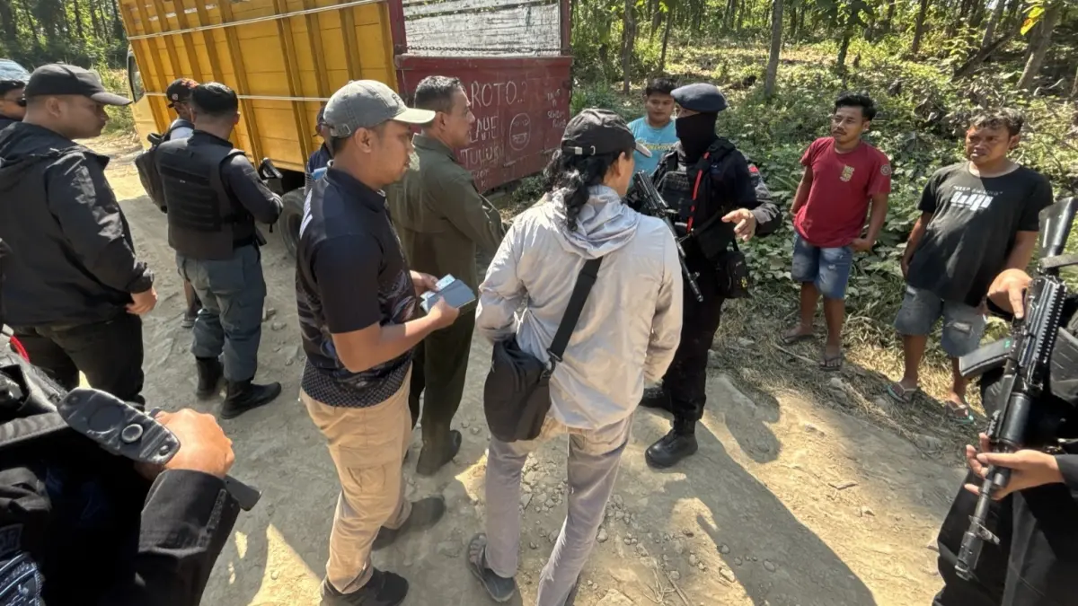Petugas gabungan penegakan hukum kehutanan mengamankan pelaku pembabatan hutan di kawasan KHDTK Diklathut UGM, Kecamatan Pitu, Ngawi. ASEP SYAEFUL/RADAR NGAWI
