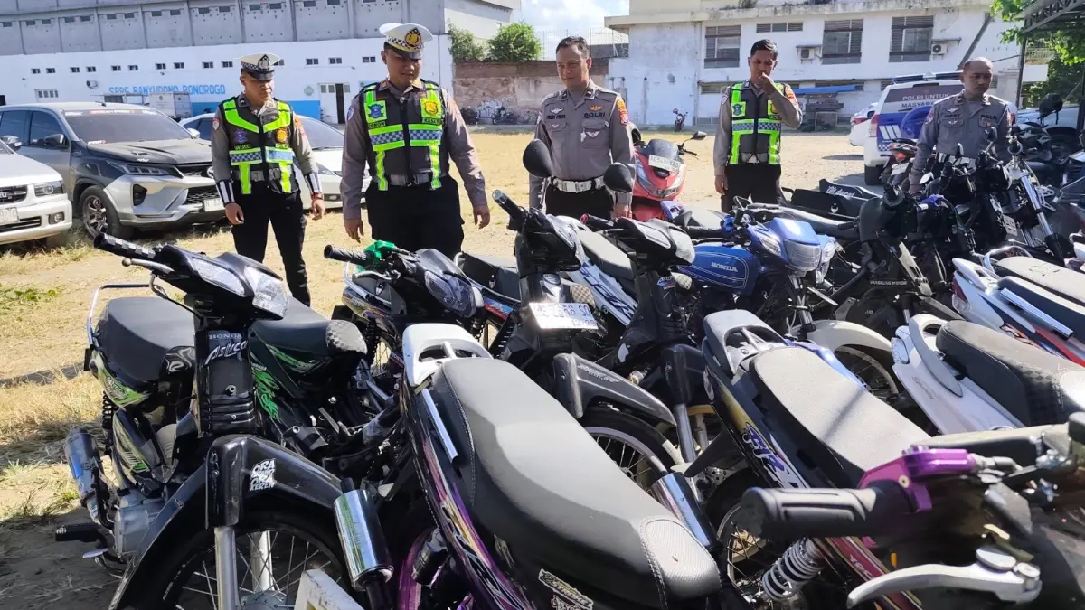 Petugas Satlantas Polres Ponorogo mengamankan kendaraan yang terjaring razia balap liar. SUGENG DWI N/RADAR PONOROGO