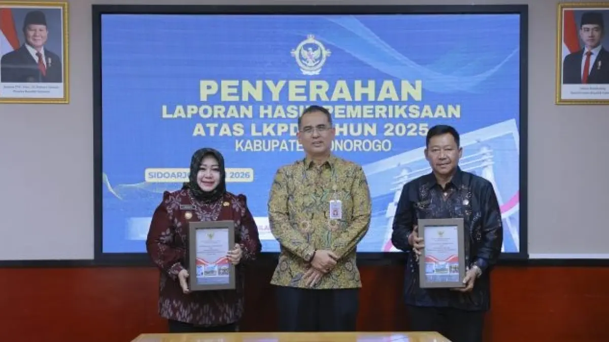Plt Bupati Ponorogo Lisdyarita bersama Ketua DPRD Ponorogo Dwi Agus Prayitno menyerahkan LKPD Unaudited Tahun 2025 kepada BPK RI Perwakilan Jawa Timur. FOTO: ISTIMEWA