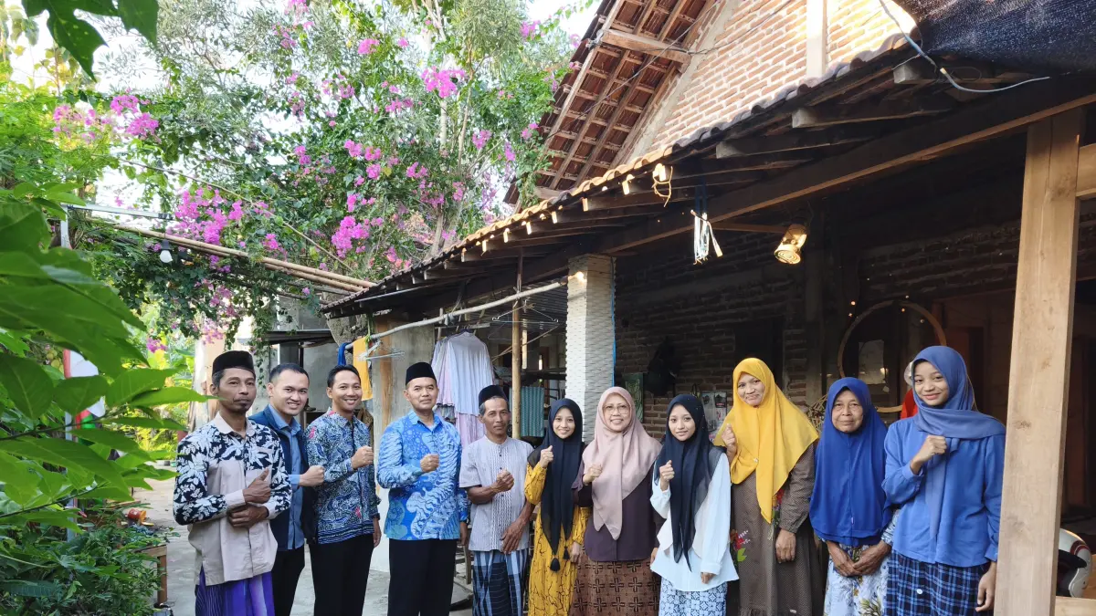 Rektor UIN Ponorogo mendatangi rumah hafizah kembar 30 juz dan memberikan UKT gratis hingga lulus. Jalur Tahfidz tanpa tes masih dibuka.