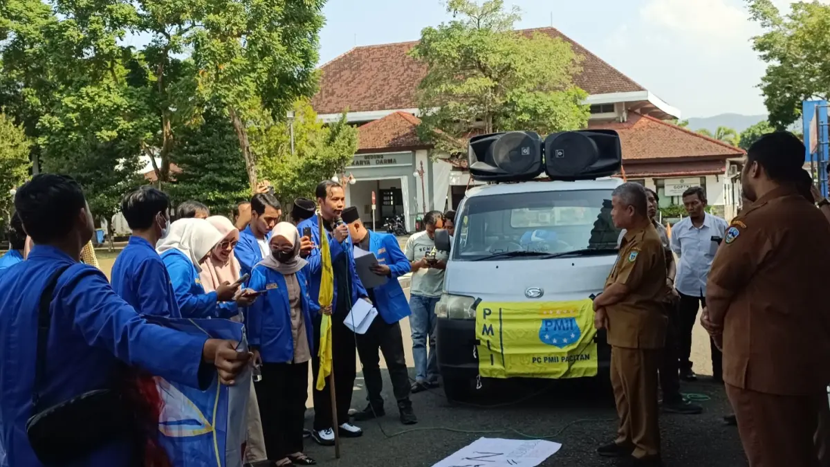 Sekda Pacitan Heru Wiwoho memberikan penjelasan kepada mahasiswa yang menggelar aksi unjuk rasa di Pendapa Kabupaten Pacitan, kemarin (23/6). NUR CAHYONO/RADAR PACITAN