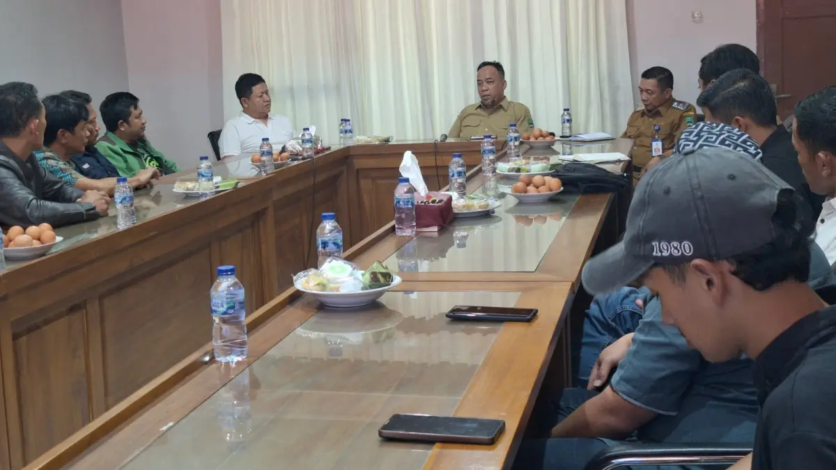 Wakil Bupati Magetan Suyatni Priasmoro berdialog dengan peternak ayam petelur saat audiensi di Magetan, Selasa (23/6). AJI PUTRA/RADAR MAGETAN