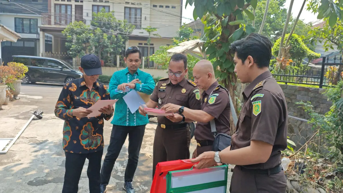 Kejari Kota Madiun menyita aset berupa tanah dan bangunan milik terpidana korupsi dana talangan PT INKA sebagai bagian dari upaya pemulihan kerugian negara yang mencapai Rp 21,15 miliar. FOTO: ISTIMEWA