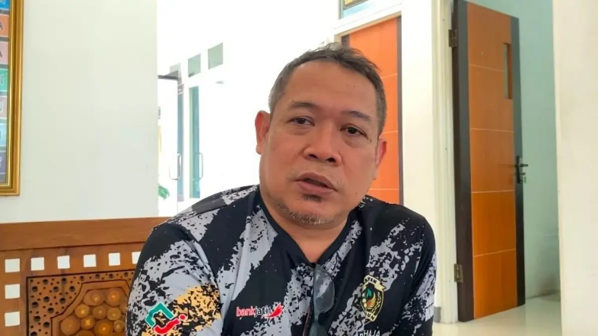 Kepala Disperkim Kabupaten Madiun Gunawi menjelaskan skema bantuan relokasi bagi warga terdampak banjir dan tanah retak. DIAN RAHAYU/RADAR MADIUN