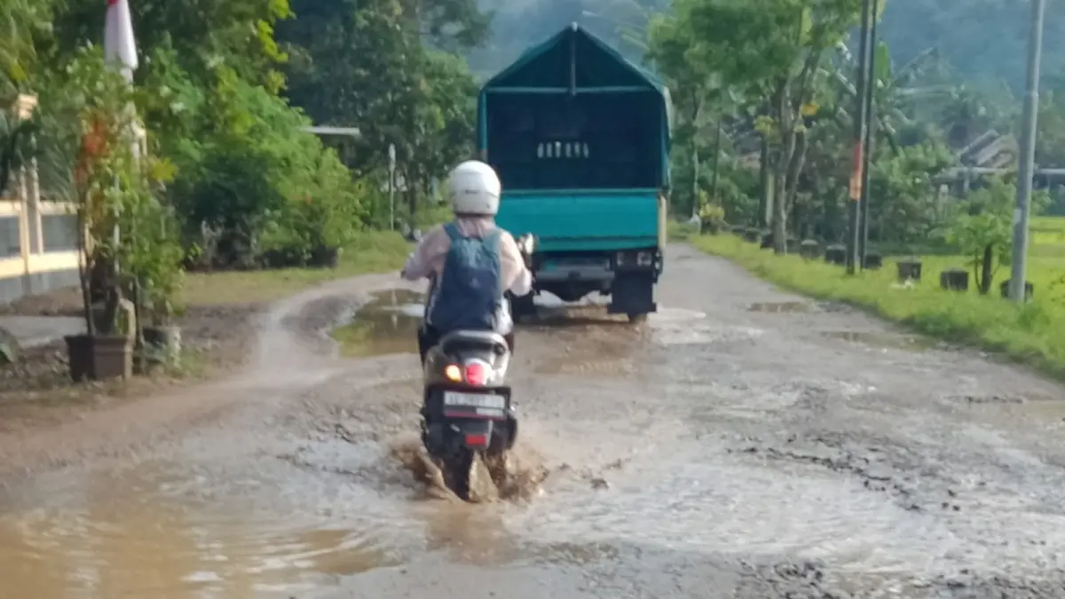 Kondisi ruas Jalan Mentoro-Arjosari yang rusak parah akan segera diperbaiki tahun ini. FOTO: ISTIMEWA