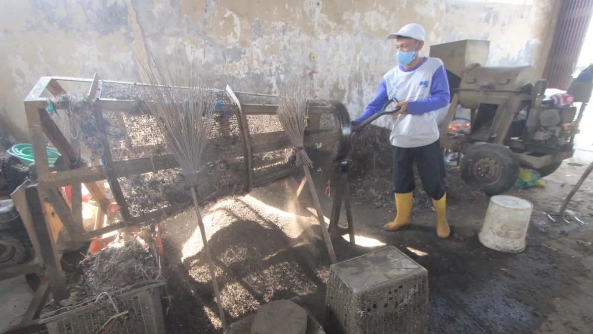 Petugas melakukan pemilahan sampah sebelum diproses lebih lanjut. Mulai 1 Agustus 2026, TPA di Magetan hanya menerima sampah residu sesuai kebijakan nasional penghentian sistem open dumping. DOK RADAR MAEGTAN