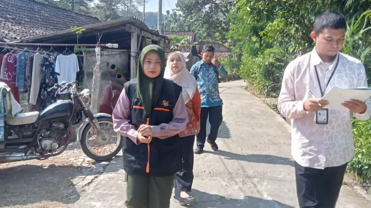 Petugas Sensus Ekonomi 2026 mendatangi rumah warga untuk melakukan pendataan. FOTO: ISTIMEWA