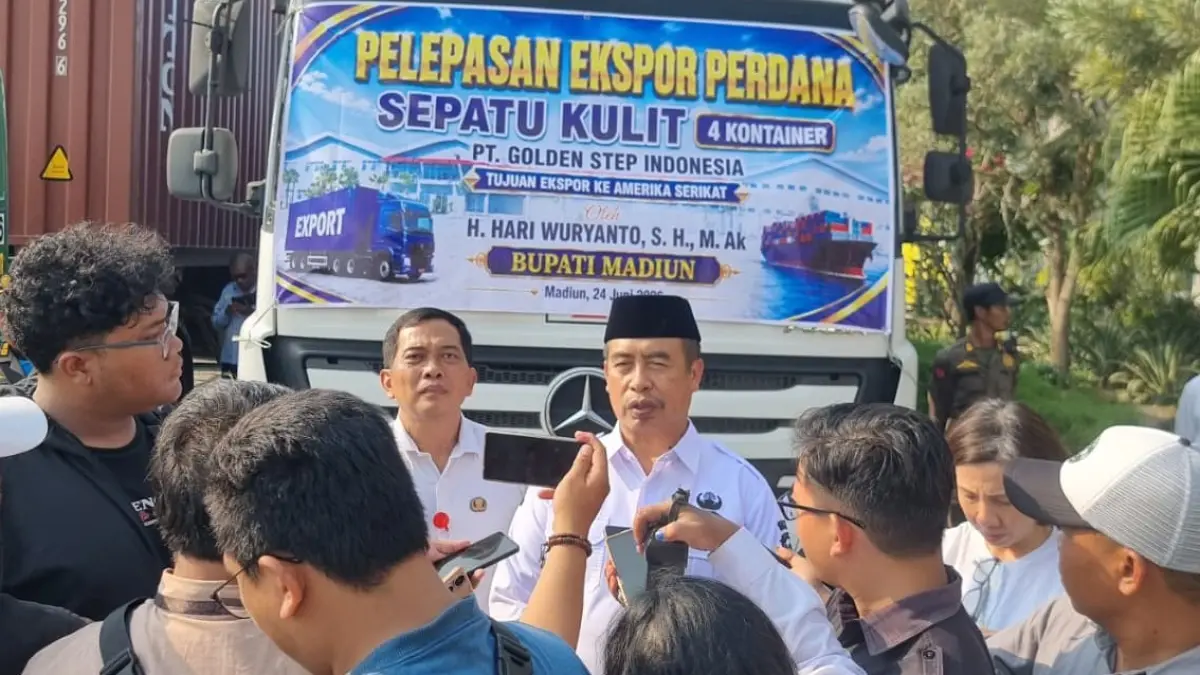 Bupati Madiun Hari Wuryanto melepas empat kontainer sepatu kulit produksi PT Golden Step Indonesia (GSI) yang diekspor ke Amerika Serikat, kemarin (24/6). FOTO: ISTIMEWA