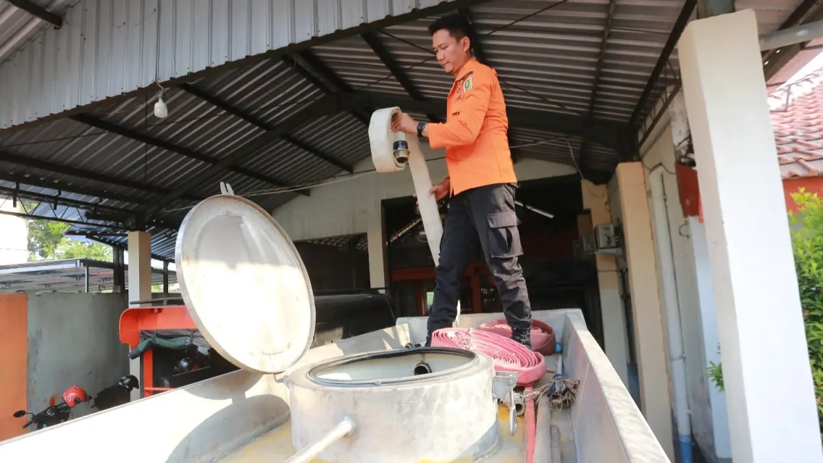 Petugas BPBD Kota Madiun menyiapkan armada mobil tangki air bersih sebagai langkah antisipasi menghadapi potensi kekeringan saat musim kemarau dan fenomena El Nino. BAGAS BIMANTARA/RADAR MADIUN