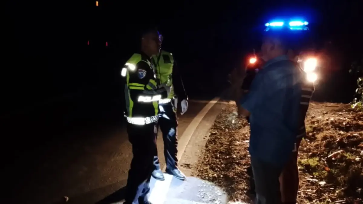 Petugas kepolisian melakukan olah TKP kecelakaan yang menewaskan Panut, 75, di Jalan Raya Pacitan–Lorok KM 14, Desa Ketro, Kecamatan Kebonagung, Kamis (25/6). FOTO: ISTIMEWA
