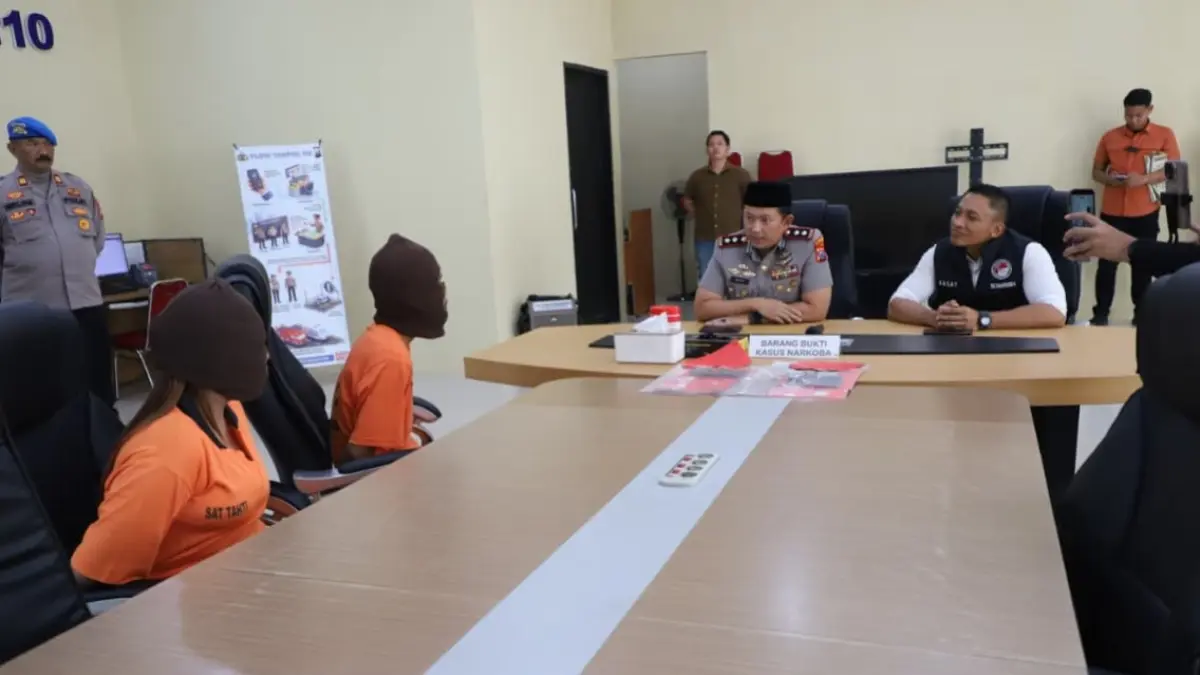 Petugas Satresnarkoba Polres Magetan menunjukkan barang bukti pil Double L yang disita dari dua tersangka dalam operasi pemberantasan peredaran obat keras berbahaya di Kecamatan Sukomoro. AJI PUTRA/RADAR MAGETAN