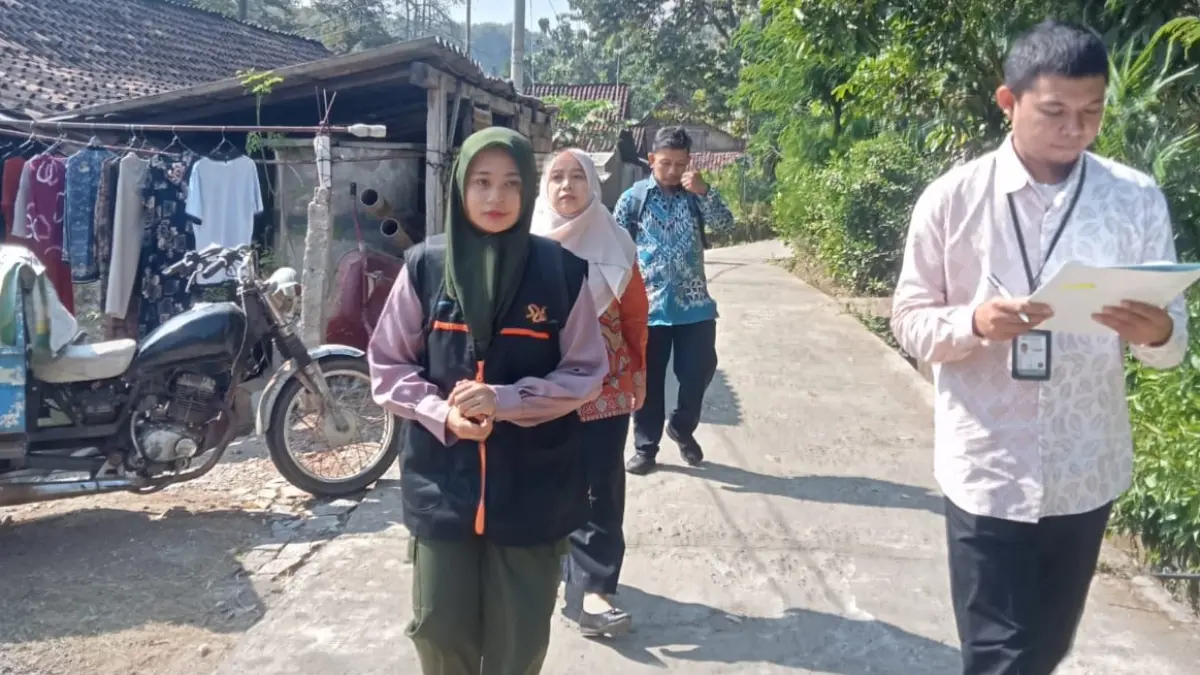 Petugas Sensus Ekonomi 2026 melakukan pendataan langsung ke rumah responden di Kabupaten Madiun. FOTO: ISTIMEWA