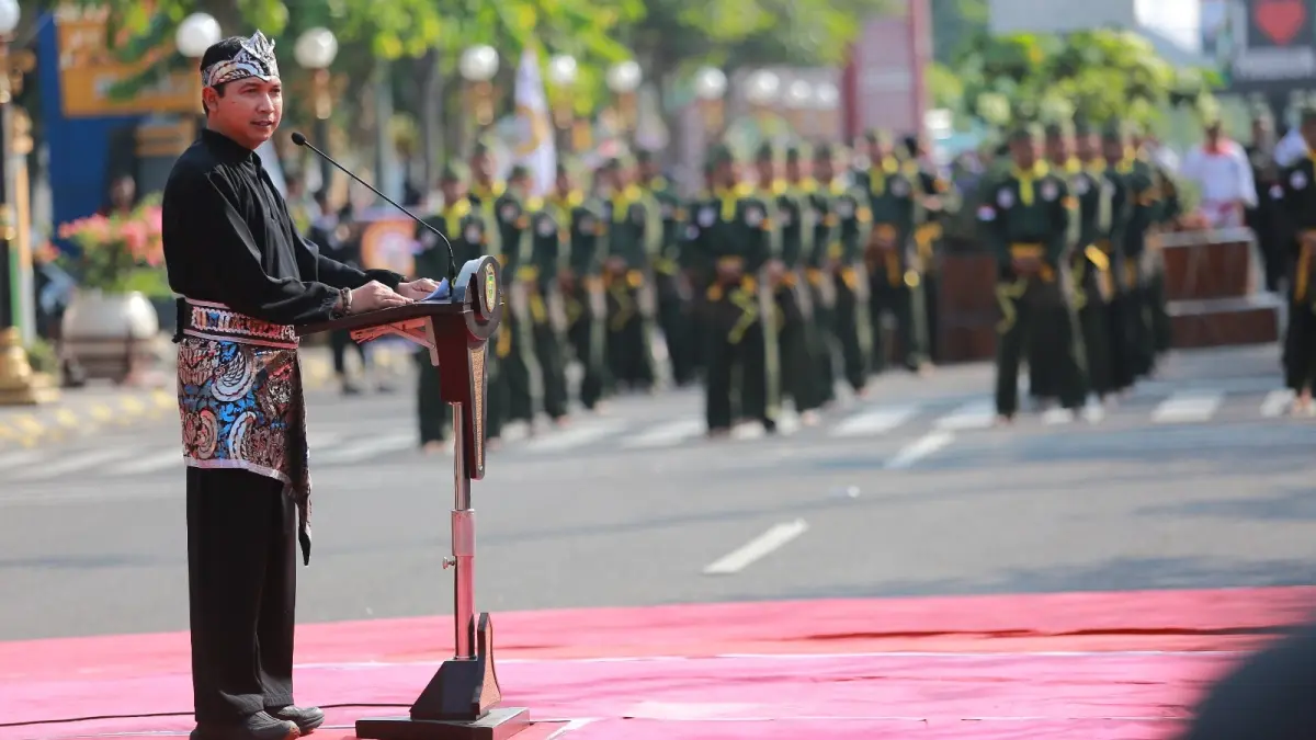 Plt Wali Kota Madiun membuka kirab budaya pencak silat, Kamis (25/6). BAGAS BIMANTARA/RADAR MADIUN