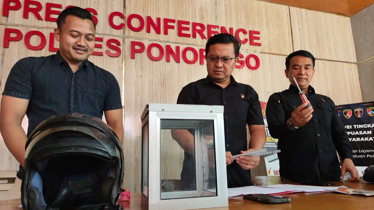 Polres Ponorogo menunjukkan barang bukti hasil pengungkapan kasus pencurian kotak amal yang menyasar 26 masjid dan musala di sejumlah kecamatan. SUGENG DWI N/RADAR PONOROGO