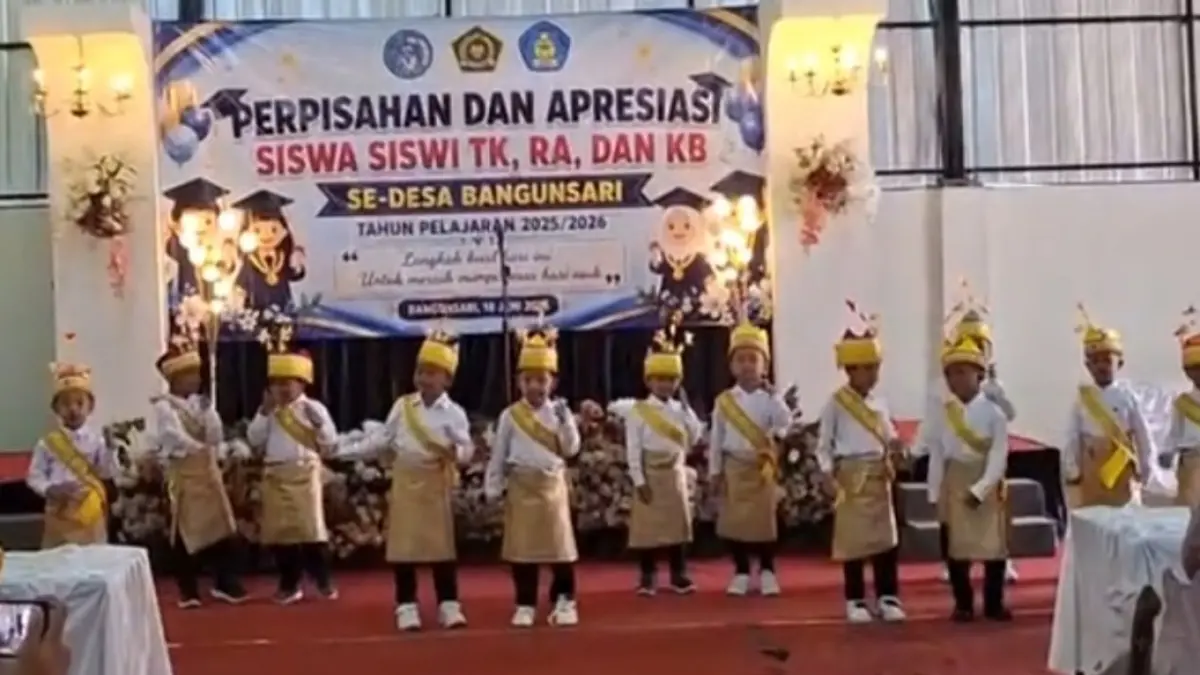Prosesi wisuda TK, RA, dan KB se-Desa Bangunsari digelar di gedung Koperasi Desa Merah Putih (KDMP) setempat. FOTO: TANGKAPAN LAYAR