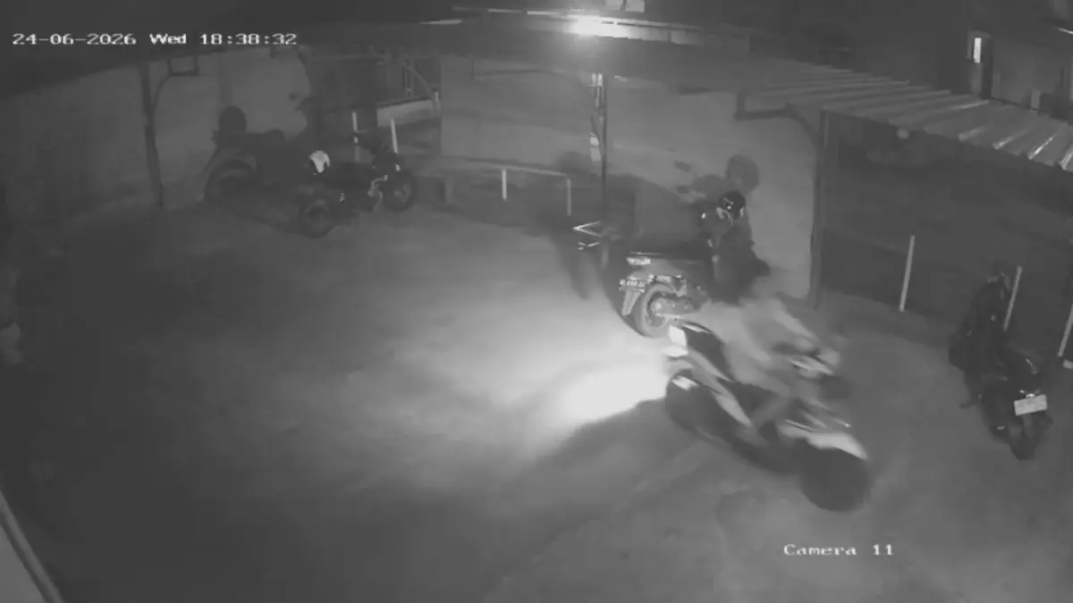 Tangkapan layar rekaman CCTV memperlihatkan seorang remaja putri membawa sepeda motor milik karyawan minimarket di kawasan Slagi, Desa Tanjungsari, Pacitan. FOTO: TANGKAPAN LAYAR