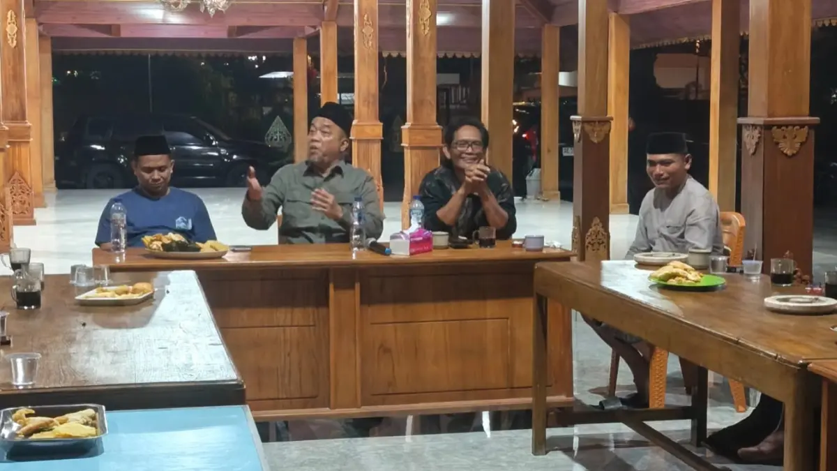 Wakil Bupati Magetan Suyatni Priasmoro berdialog dengan petani kentang di Plaosan untuk membahas peluang pengembangan komoditas alternatif bernilai ekonomi tinggi pascapanen kentang. AJI PUTRA/RADAR MAGETAN
