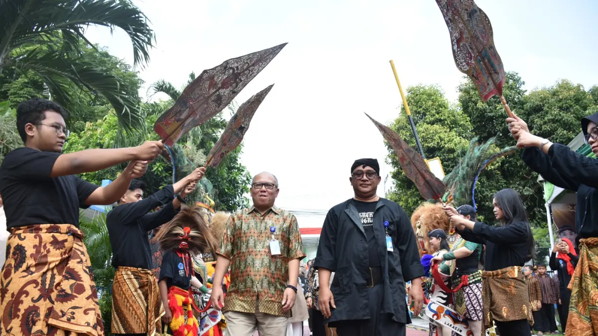 Direktur SDM dan Umum LPP RRI Dedi Suparman bersama Kepala RRI Madiun Kukuh Setyo Budi Akhrianto membuka Gelar Budaya 2026 yang menghadirkan seni tradisional, komunitas budaya, dan pelaku UMKM di halaman RRI Madiun. FOTO: ISTIMEWA