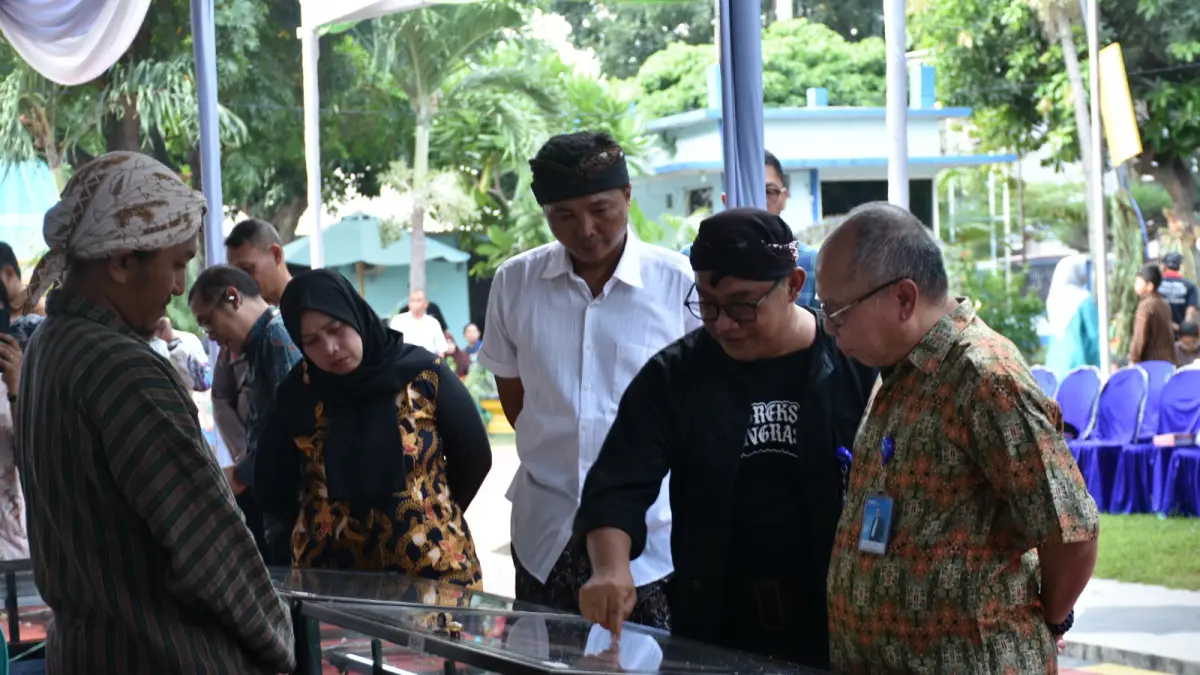 Pengunjung memadati bursa batu akik dan pameran tosan aji dalam Gelar Budaya 2026 di halaman RRI Madiun yang menghadirkan koleksi batu mulia, keris, dan tombak Nusantara. FOTO: ISTIMEWA