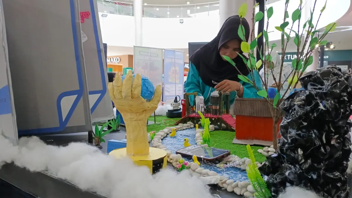 Salah satu tim peserta 3D Mading Competition Exmud Party 2026 menata madingnya.