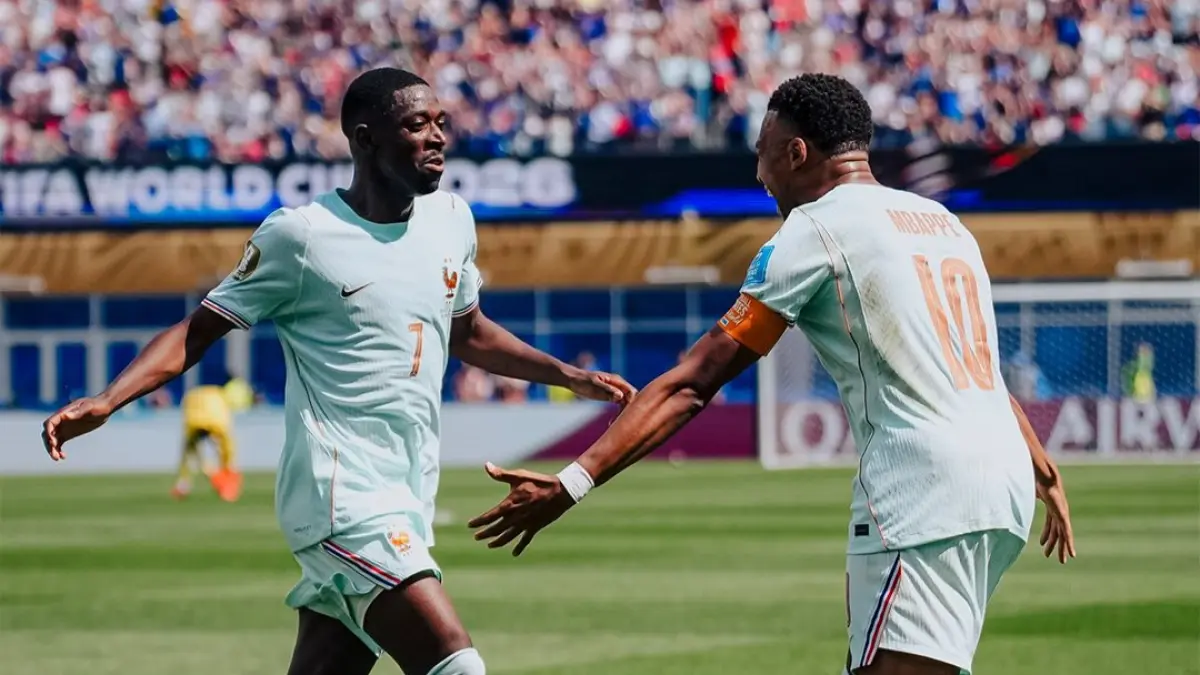 Dembele rayakan gol bersama Mbappe 