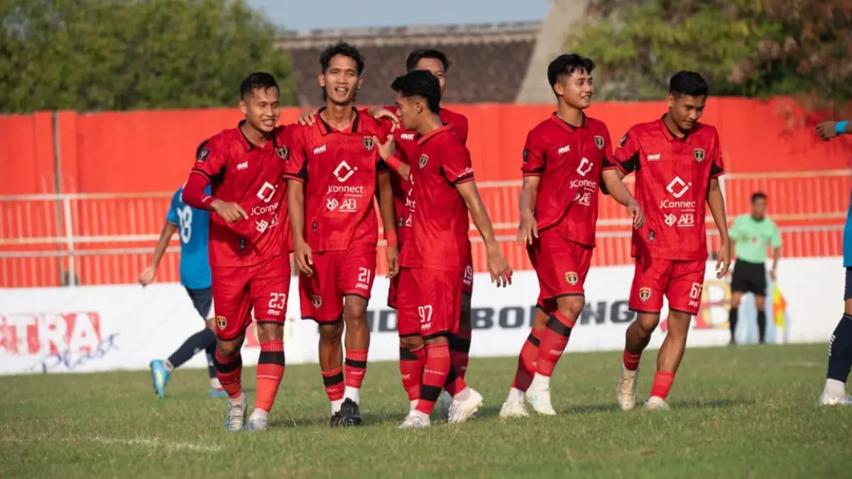 IMBANG: Pemain Persinga Ngawi berduel dengan pemain Persigar Garut pada laga terakhir Grup CC Liga 4 Piala Presiden 2026 di Stadion Ketonggo.