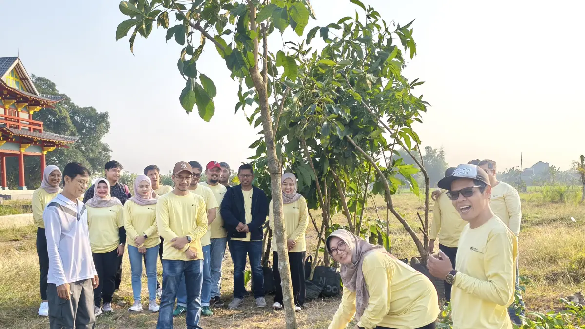 GO GREEN: Karyawan dan karyawati BPJS Ketenagakerjaan Cabang Madiun menanam bibit tabebuya dan melati belanda di kawasan Kampung Jepang dalam program Employee Volunteering bertema "Go Green: Akar Perlindungan, Teduh untuk Pekerja" sebagai bentuk kepedulian terhadap pelestarian lingkungan.