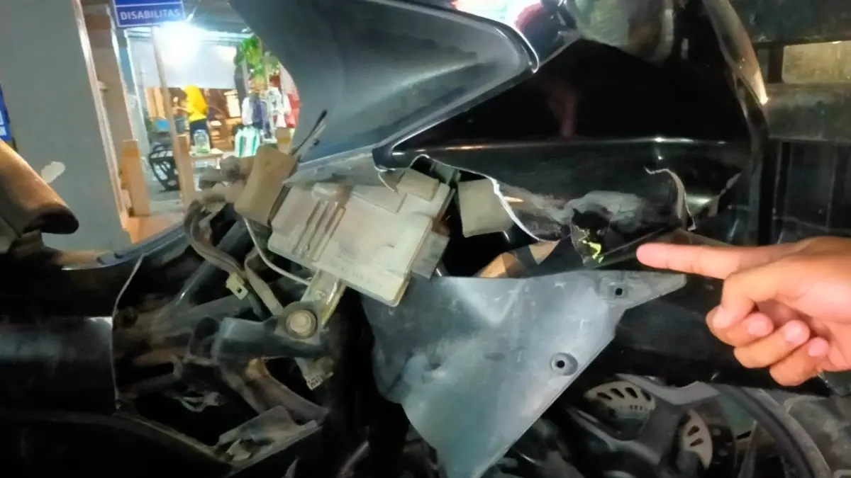 RINGSEK: Sepeda motor Honda PCX mengalami kerusakan parah usai bertabrakan dengan truk misterius di Jalan Raya Madiun–Ngawi, Desa Purworejo, Kecamatan Pilangkenceng. FOTO: ISTIMEWA