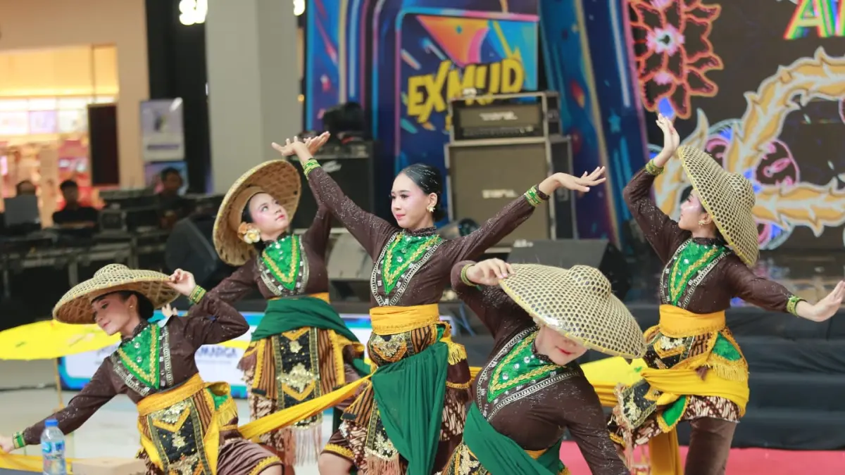 Salah satu tim peserta Traditional Dance Competition Exmud Party 2026 tampil menghibur para pengunjung Suncity Mall Madiun, Sabtu (27/6). (BAGAS BIMANTARA/RADAR MADIUN)