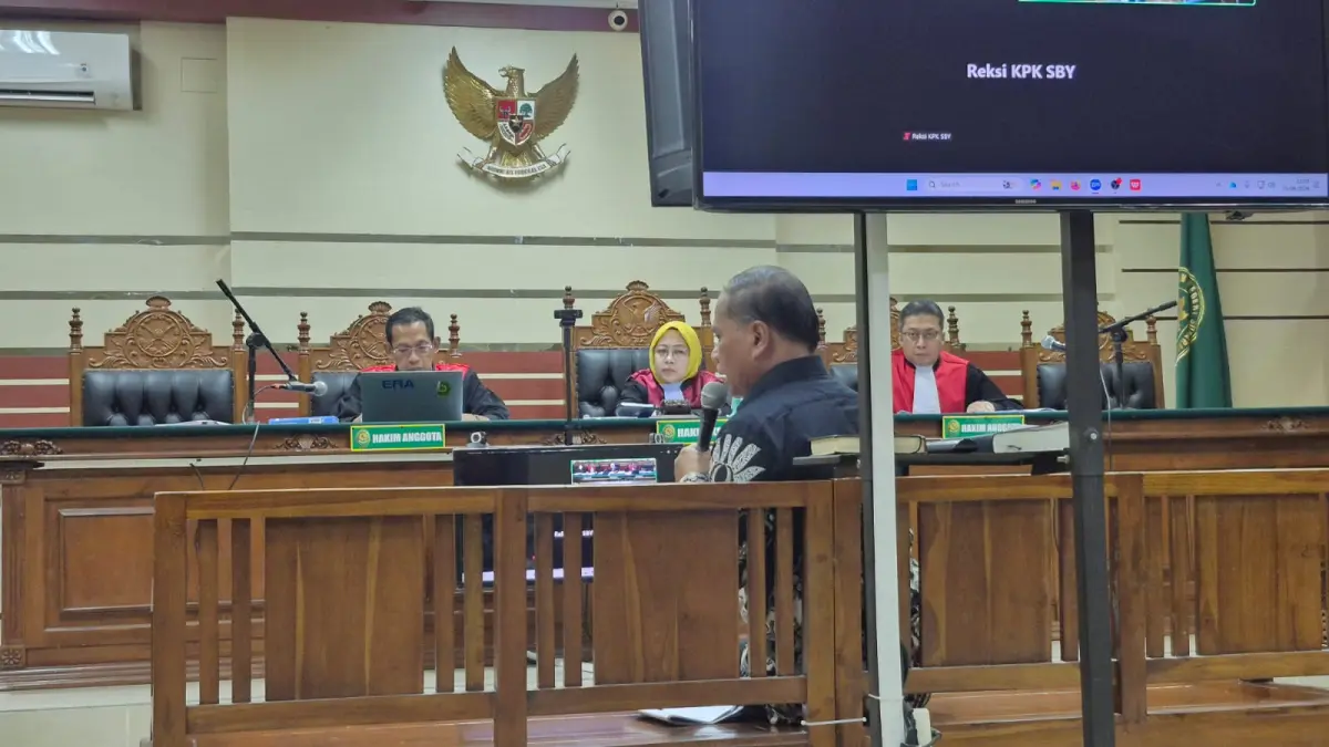 SIDANG BERLANJUT: Kepala DPMPTSP Kota Madiun Sumarno memberikan kesaksian dalam sidang di Pengadilan Tipikor Surabaya, Kamis (25/6) lalu. FOTO: ISTIMEWA