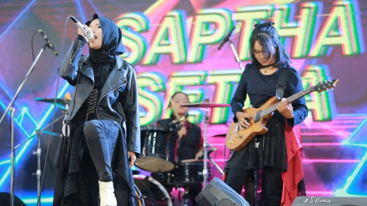 Student Band Competition Exmud Party 2026 berlangsung spektakuler. Sembilan band pelajar tampil dengan aransemen unik, dari metal hingga shoegaze, mengguncang Suncity Mall Madiun.