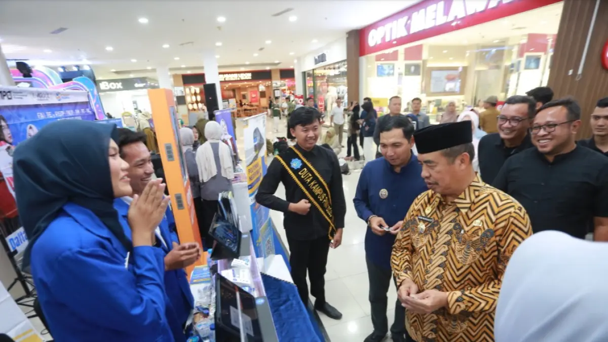 Bupati Madiun Hari Wuryanto, Plt Wali Kota Madiun F Bagus Panuntun, Direktur Jawa Pos Radar Madiun Ockta Prana, serta GM Jawa Pos Radar Madiun Arfinanto Arsyadani, saat meninjau deretan stan Campus Expo Exmud Party 2026, Jumat (26/6). (BAGAS BIMANTARA/RADAR MADIUN)