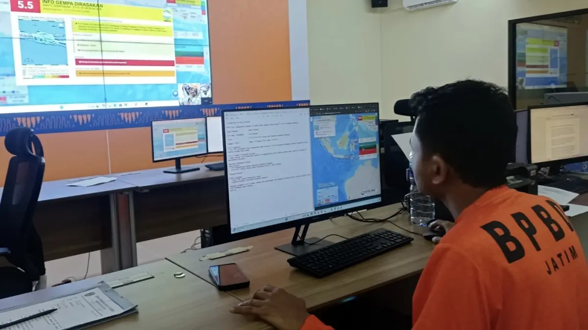 Warga Pacitan berhamburan keluar rumah setelah gempa magnitudo 5,3 mengguncang wilayah selatan Kabupaten Pacitan, Sabtu (27/6). BMKG memastikan gempa tidak berpotensi tsunami. NUR CAHYONO/RADAR PACITAN