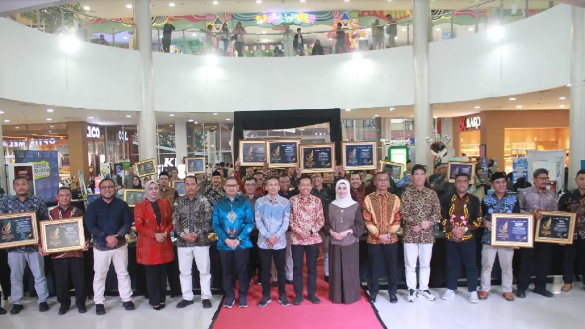 Kadindik Jatim Aries Agung Paewai (enam dari kiri), Direktur Jawa Pos Radar Marsudi Nurwahid (tujuh dari kiri), Direktur Jawa Pos Radar Madiun Ockta Prana Lagawira (tiga dari kiri), bersama para kacabdindik, kadindik, kepala kantor kemenag, dan puluhan kepala sekolah dan guru yang mendapat penghargaan Radar Madiun Education Awards 2026, Minggu (28/6). (BAGAS BIMANTARA/RADAR MADIUN)