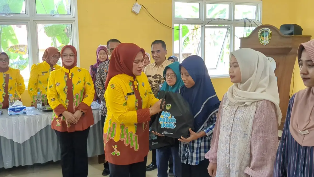 CEGAH STUNTING: Pemkab Madiun menyalurkan bantuan paket ikan segar kepada ibu hamil dan balita melalui Program Gemarikan. FOTO: ISTIMEWA