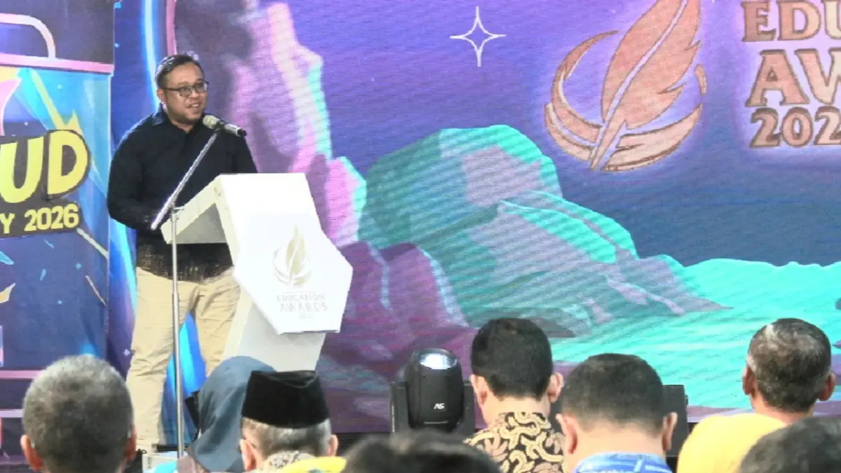 Direktur Jawa Pos Radar Madiun Ockta Prana Lagawira menyampaikan sambutan dalam ajang Radar Madiun Education Awards 2026. (BAGAS BIMANTARA/RADAR MADIUN)
