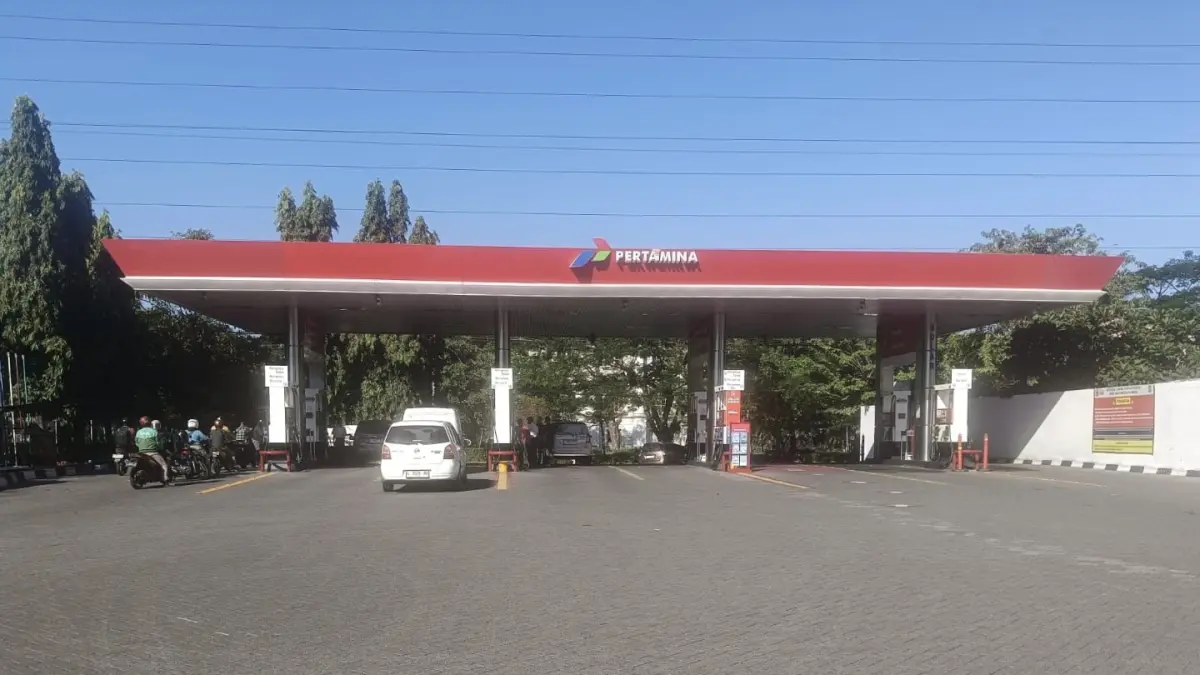 DISTRIBUSI DIPERCEPAT: Pertamina Patra Niaga mengoptimalkan operasional terminal BBM selama 24 jam, menambah armada mobil tangki, dan menerapkan alih suplai untuk menjaga ketersediaan BBM di SPBU seluruh Jawa Timur.